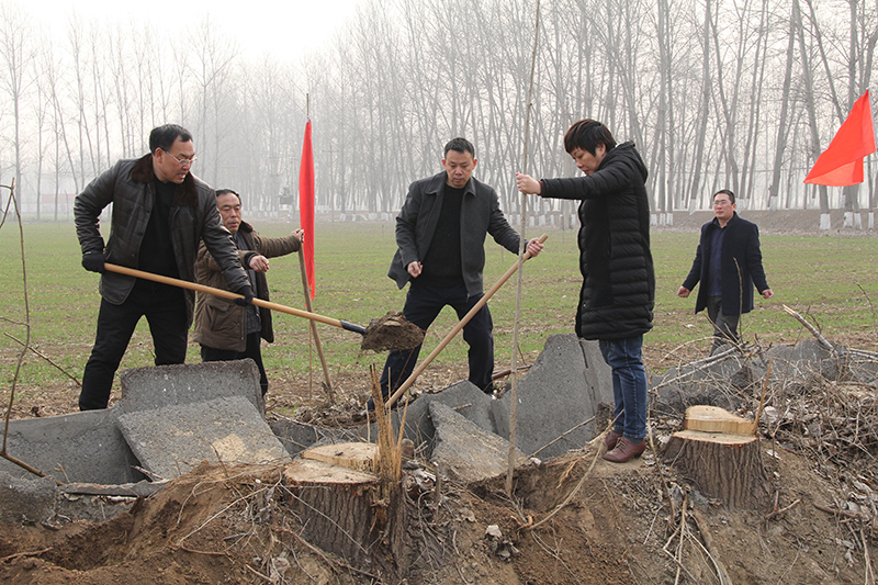 博農(nóng)集團(tuán)領(lǐng)導(dǎo)、基層黨政負(fù)責(zé)人等同志積極參加植樹活動(dòng)